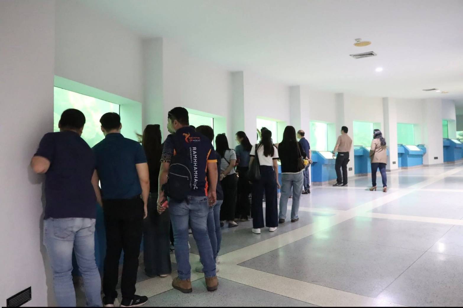 title - ผอ.ศพส. ให้การต้อนรับ คณะนักศึกษาโครงการรัฐประศาสนศาสตรมหาบัณฑิต รุ่นที่ 18 มหาวิทยาลัยรามคำแหง เข้าเยี่ยมชมแผนกฝึกอบรมทั้ง 12 แผนก และพื้นที่ภายในศูนย์ส่งเสริมและพัฒนาอาชีพเสริมนอกภาคการเกษตร